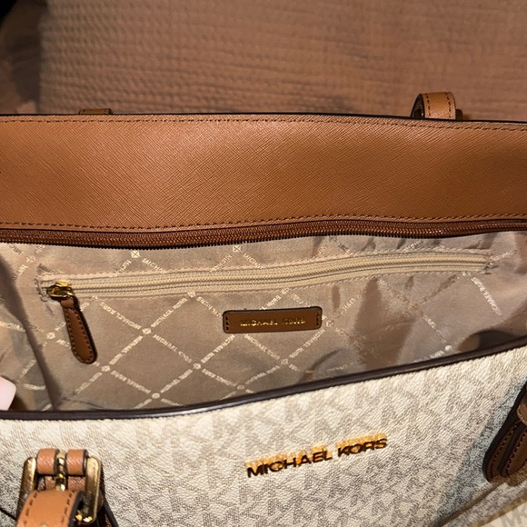 Michael Kors handbag and matching wallet - Picture 6 of 9